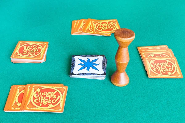 Gameplay of Jungle Speed board game on green table — Stock Photo, Image