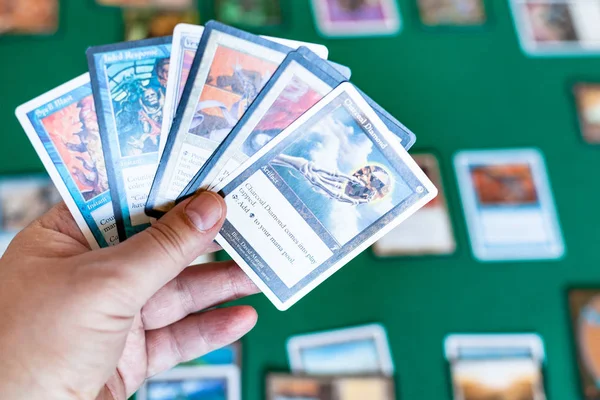 Jogador segurar cartas no jogo de Magic The Gathering — Fotografia de Stock