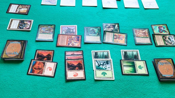 Cartas de Magic The Gathering jogo em greentable — Fotografia de Stock