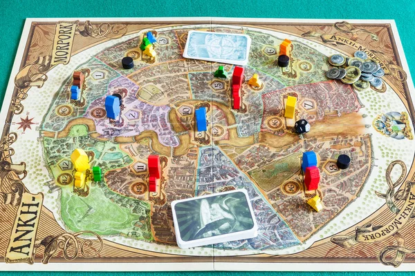Gameplay of Discworld: Ankh-Morpork board game — Stock Photo, Image