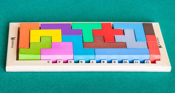 Tablero de Katamino juego de puzzle en la mesa verde —  Fotos de Stock