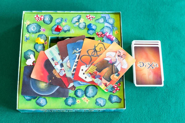 Deck de cartas e imagens na caixa de jogo de tabuleiro Dixit — Fotografia de Stock