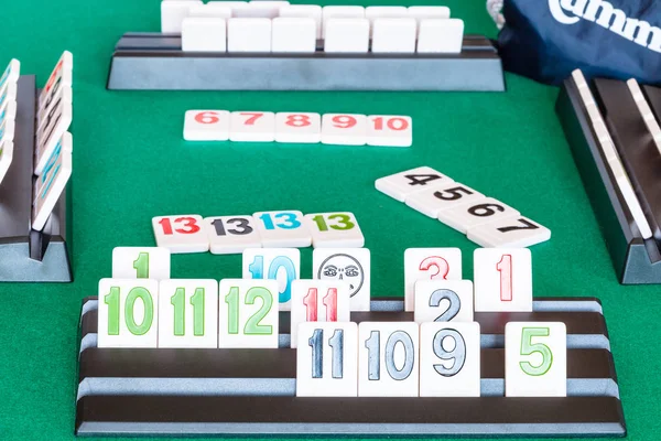 Tegels in rack tijdens het spelen in Rummikub spel — Stockfoto