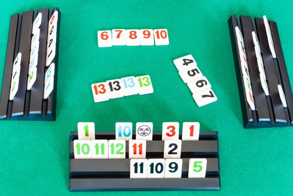 Gameplay von Rummikub-Kachel-basiertes Spiel auf dem Tisch — Stockfoto