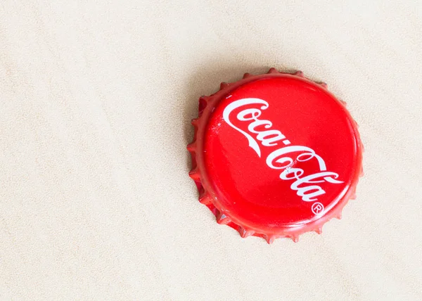 Coca-Cola içecek kullanılan taç mantar şişe kapağı — Stok fotoğraf