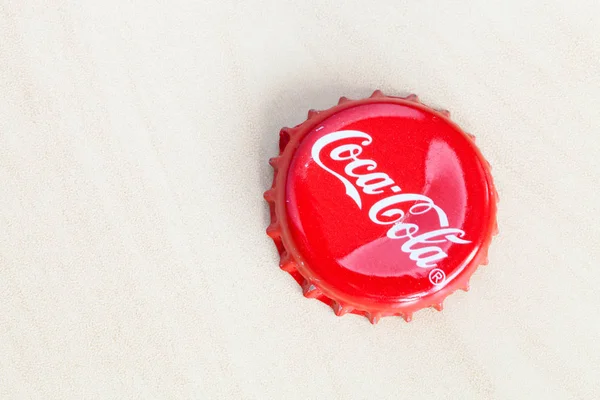 Vieja tapa de botella de corcho corona de Coca-Cola bebida — Foto de Stock