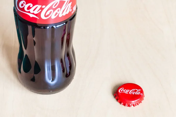 Glas flaska och Använd kapsylen från Coca-Cola — Stockfoto