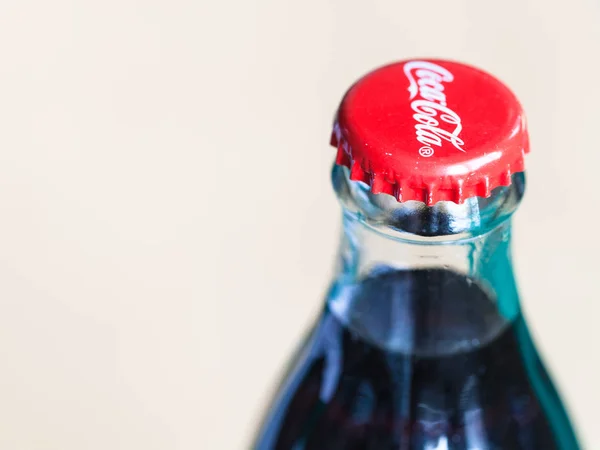 Parte superior da garrafa de vidro Coca-Cola fechada de perto — Fotografia de Stock