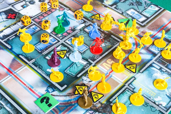 Jugar en el tablero de aventura Zombicide c juego — Foto de Stock