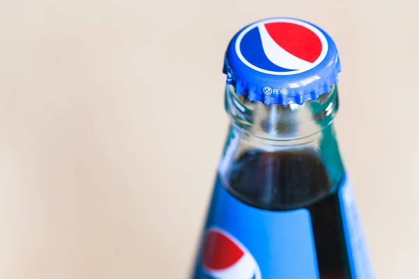 Oberseite der geschlossenen Pepsi-Glasflasche in Nahaufnahme — Stockfoto