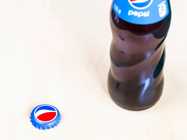 Skleněná láhev a použitá čepice láhve Pepsi — Stock fotografie