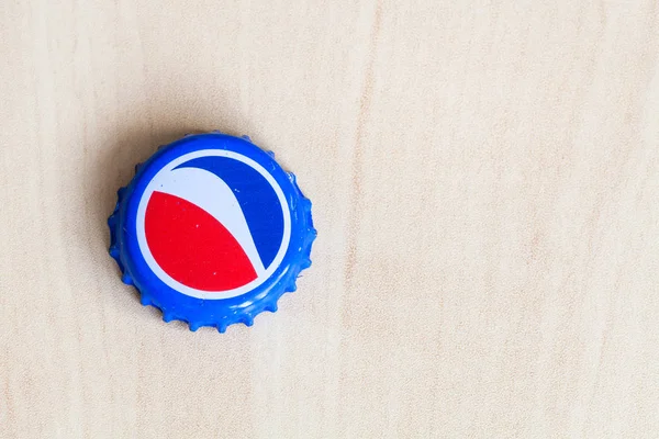 Gebruikte kroonkurk fles dop van Pepsi drankje — Stockfoto
