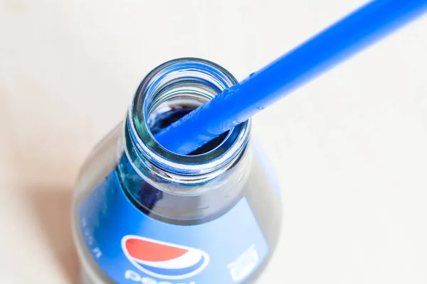 Garrafa de bebida Pepsi aberta com palha bebendo azul — Fotografia de Stock