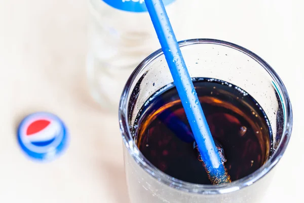 Top vy över Pepsi drink i glas med halm — Stockfoto