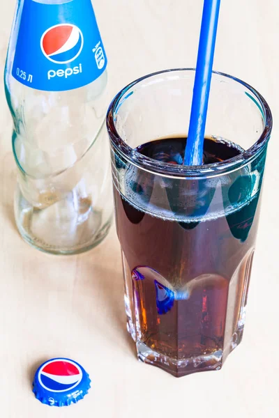 Pepsi drank in glas, dop en lege fles — Stockfoto