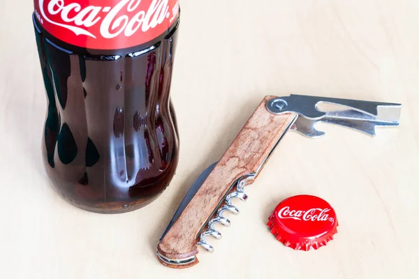 Skleněná láhev Coca-Cola, použitá korunka a Otvírač — Stock fotografie