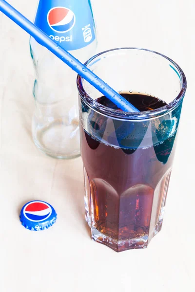 Pepsi bebida em vidro, tampa da coroa e garrafa vazia — Fotografia de Stock