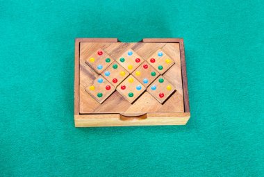 Yeşil masa üzerinde yapboz olan tahta kutu.