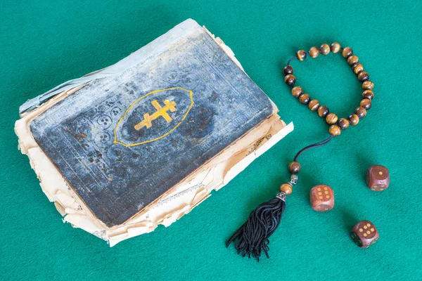 Viejo libro de salmo, cuentas de preocupación y tres dados de madera — Foto de Stock