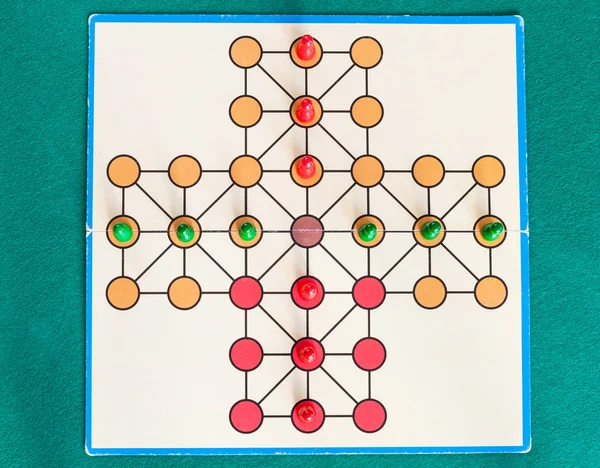 Vue de dessus du jeu de plateau de solitaire croix sur la table — Photo