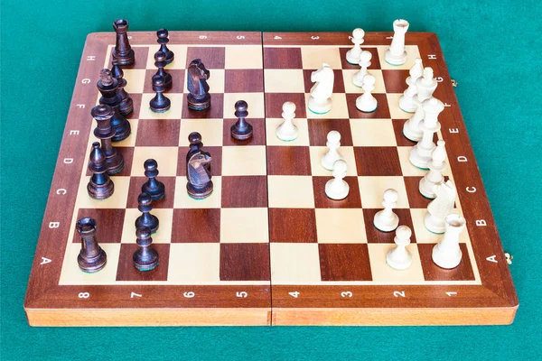 Πλευρική όψη του παιχνιδιού σκακιού σε ξύλινη σκακιέρα — Φωτογραφία Αρχείου