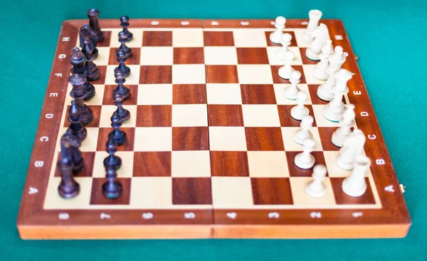 Schackbräde med chess pieces i startposition — Stockfoto