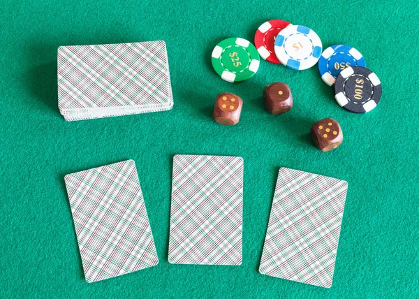 Baralhos de cartas, fichas de casino e dados na mesa — Fotografia de Stock