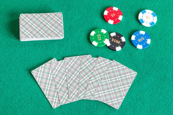 Baralhos de cartas e fichas de casino na mesa verde — Fotografia de Stock