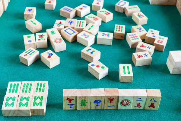 Gameplay of mahjong board game — Stock Photo, Image