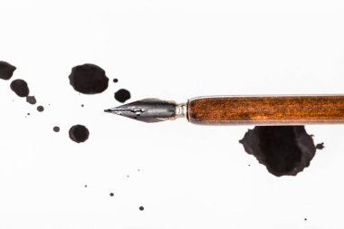 beyaz kağıt üzerinde kahverengi daldırma kalem ve siyah mürekkep lekeleri