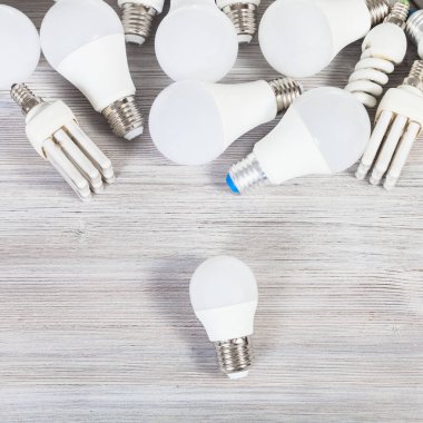 ampul ışıkları ve enerji tasarruflu lambalar üst görünümü