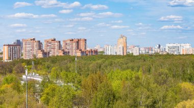 park ve yerleşim bölgesinin panoramik görünümü