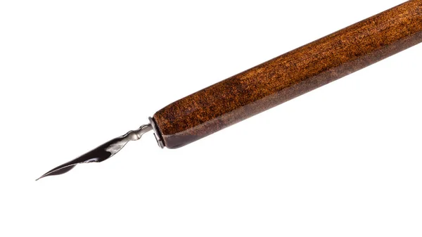 Plume remplie d'encre noire dans un stylo plongeur brun gros plan — Photo