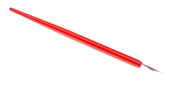 シャープなペン先と赤いホルダーを持つディップペンの側面図 — ストック写真