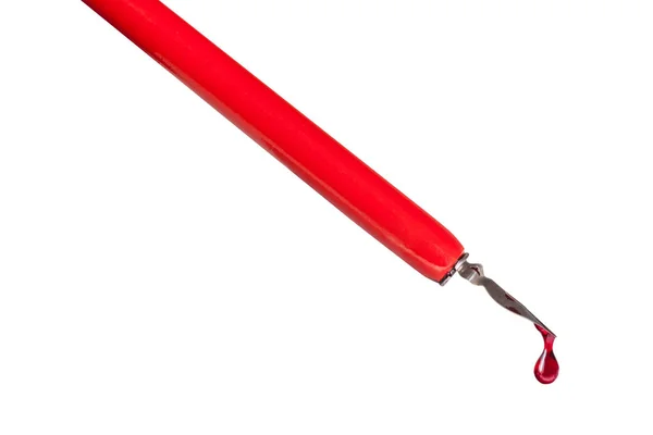 Tintentropfen tropfen von der Spitze der Feder des roten Tauchstifts — Stockfoto
