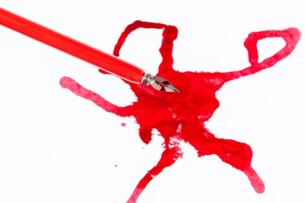 Beyaz kırmızı mürekkep lekesi üzerinde kırmızı uçlu kalem üst görünümü — Stok fotoğraf