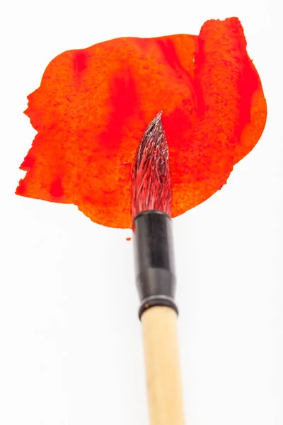 Kırmızı lekeli boya fırçasının kırmızı renkli ucu yakın — Stok fotoğraf