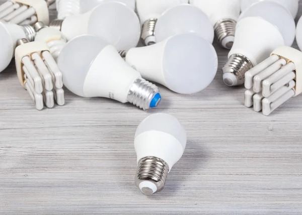 beyaz Led ampul ışıkları ve lambaları ile natürmort