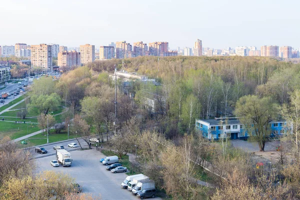 Ulica i Park miejski w wiosenny wieczór — Zdjęcie stockowe