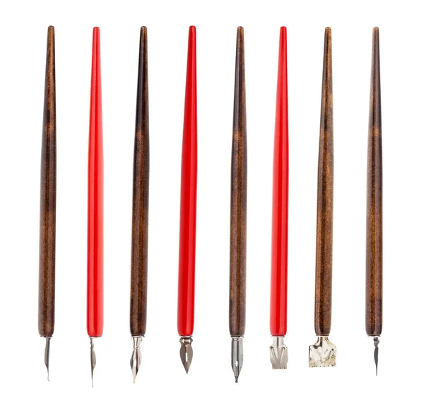 Красные и коричневые карандаши с различными перьями — стоковое фото