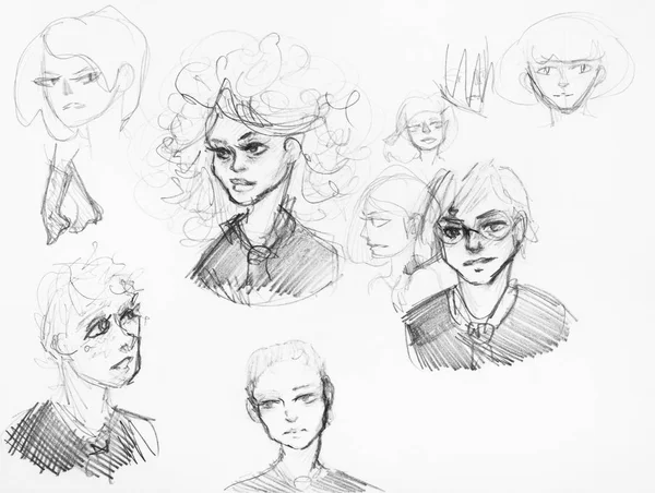 Ескізи різних дівчат і хлопчиків чорним олівцем — стокове фото