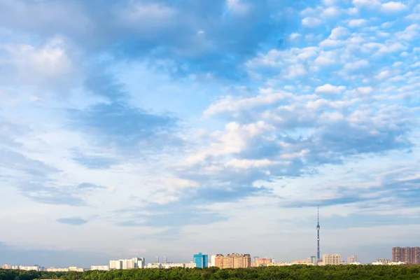 Summer afternoon sky with clouds over city — Stock Photo, Image