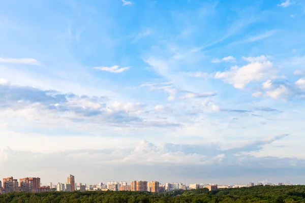 Cielo de la tarde de verano sobre el distrito residencial —  Fotos de Stock