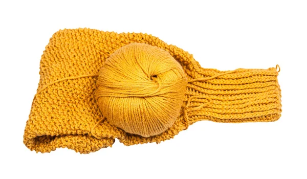 Streng geel garen op gebreide trui mouw — Stockfoto