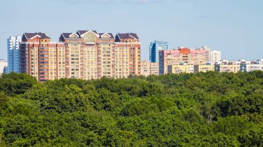 şehir parkı ve apartman evlerinin panoramik görünümü