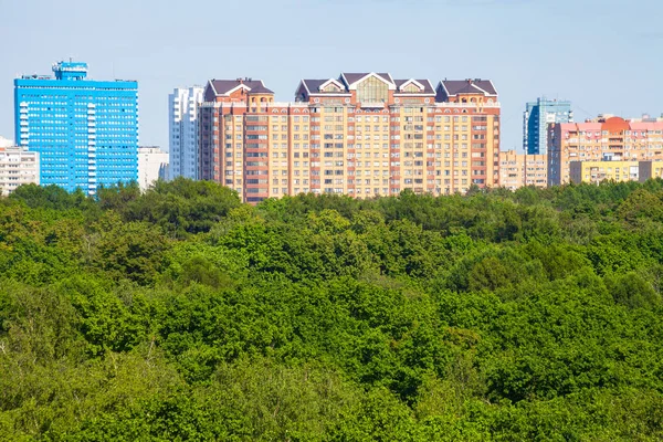 Widok zielonego parku miejskiego i budynków mieszkalnych — Zdjęcie stockowe