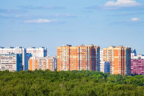 Casas e verde parque da cidade sob o céu azul — Fotografia de Stock