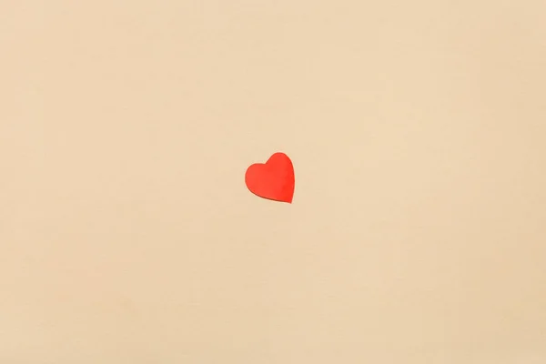 Papel rojo corazón cortado sobre papel blanco navajo amarillo — Foto de Stock