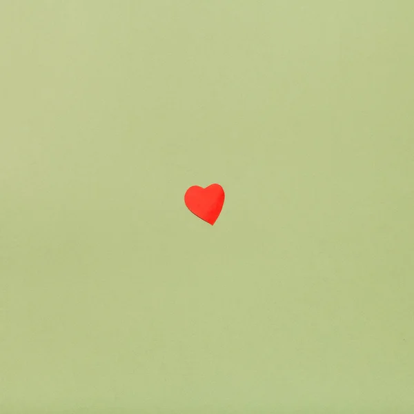 Red paper cut heart on Dark Olive Green paper — Stock Photo, Image