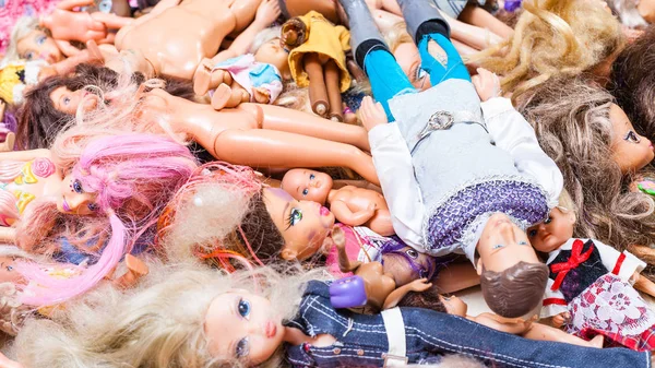 Panoramic view of many old fashion dolls close up — Stock Photo, Image